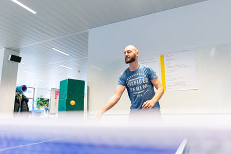 Kunlabora colleague Tim playing a match of table tennis