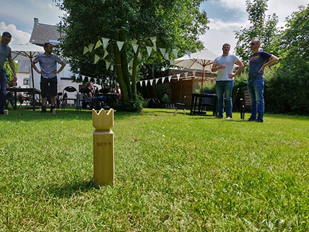 Kunlabora playing Kubb together outside at a team event